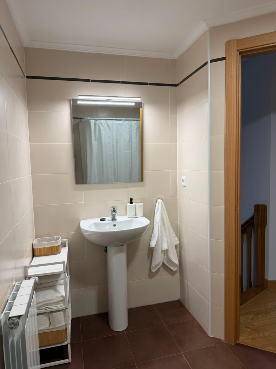 Baño principal luminoso en la planta superior
