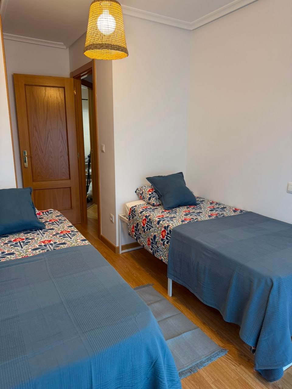 Dormitorio con dos camas individuales
