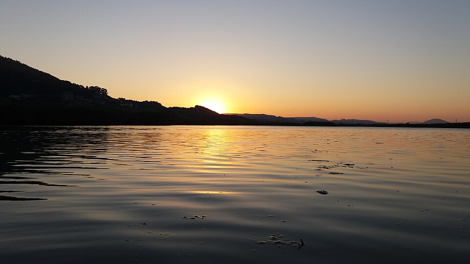 Atardecer sobre la ría del Asón en Limpias