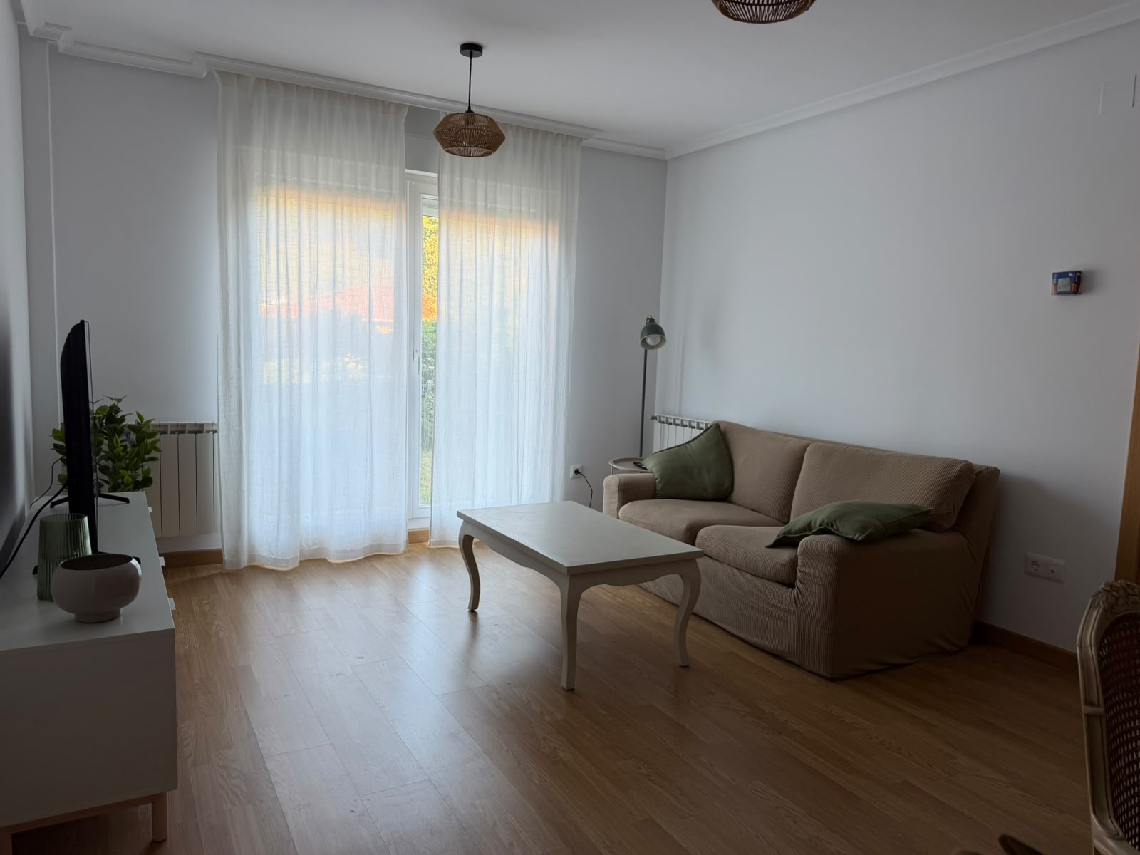 Salón con sofá, mesa de centro y luz natural