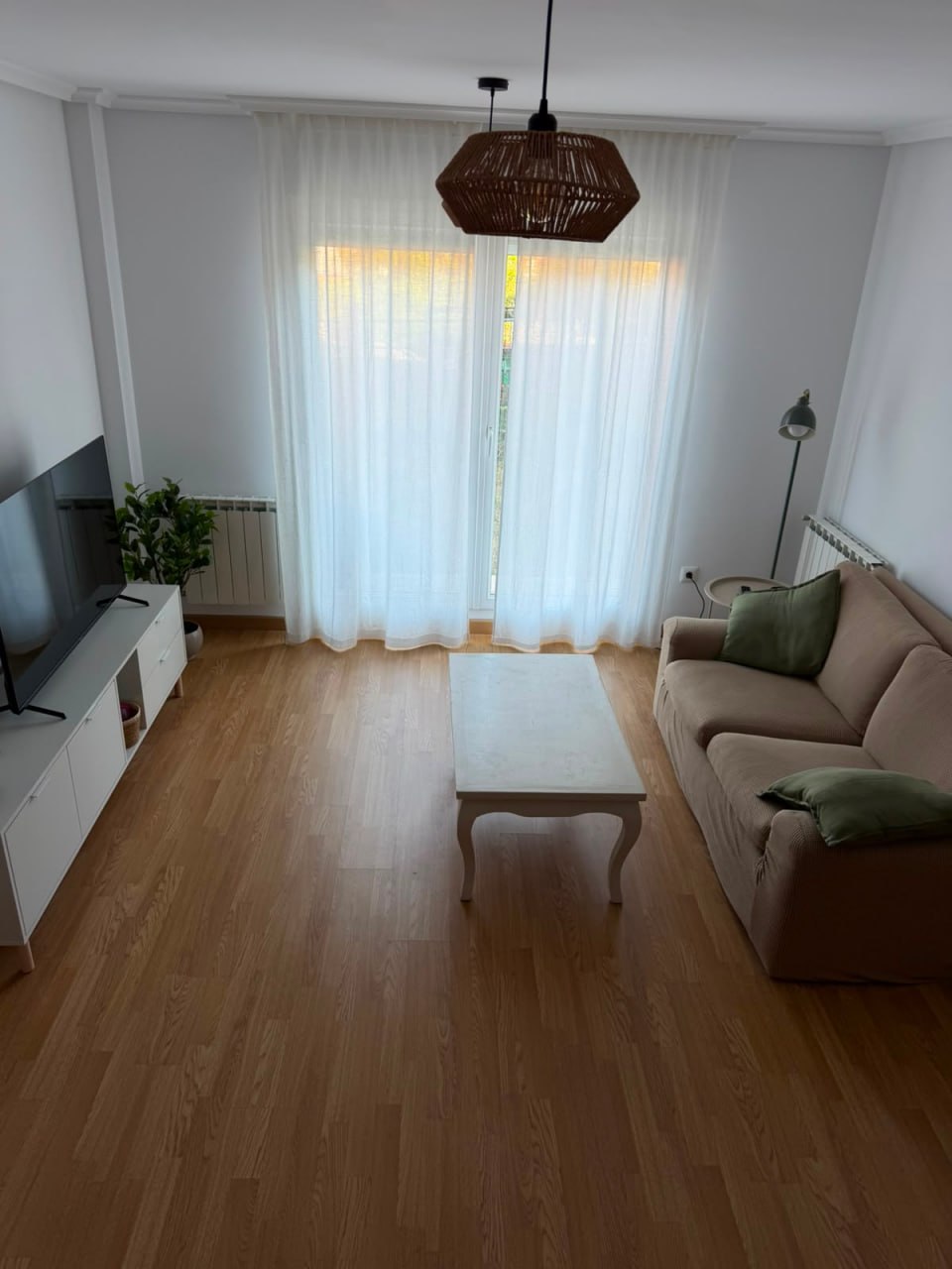 Salón luminoso con sofá y acceso al exterior