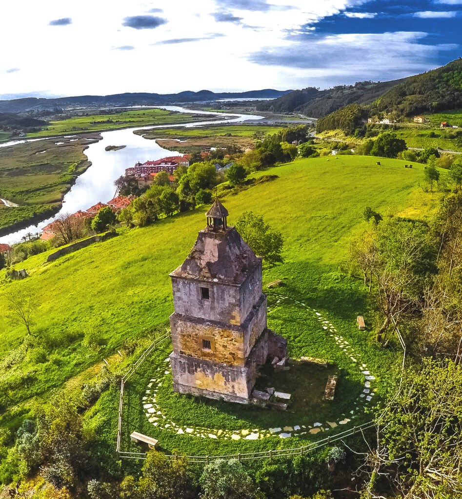 Torre del Reloj y paisaje de la ría del Asón