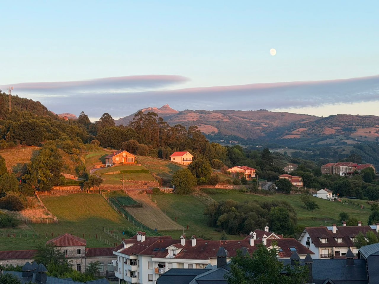 Vistas sobre el valle y las montañas desde Limpias